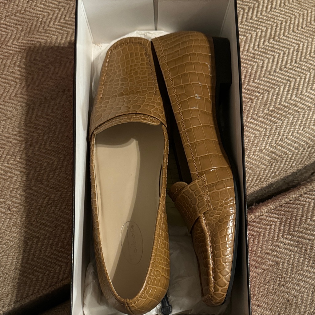 Elegant Brown Crocodile Pattern Loafers
